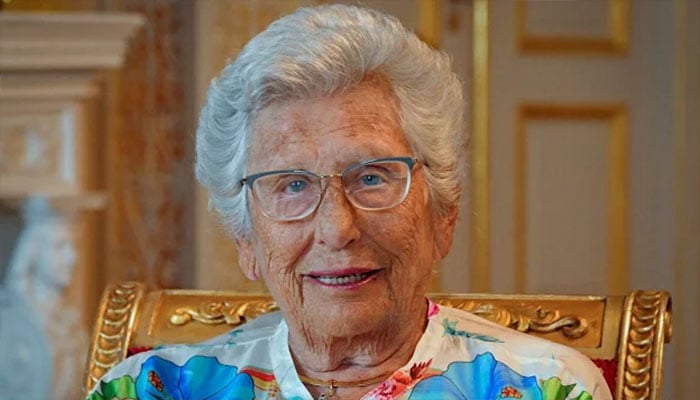 Princess Astrid mourned by Norways leaders signing Palace book of condolences