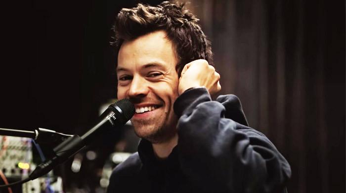 Harry Styles calls out late fan mid-performance