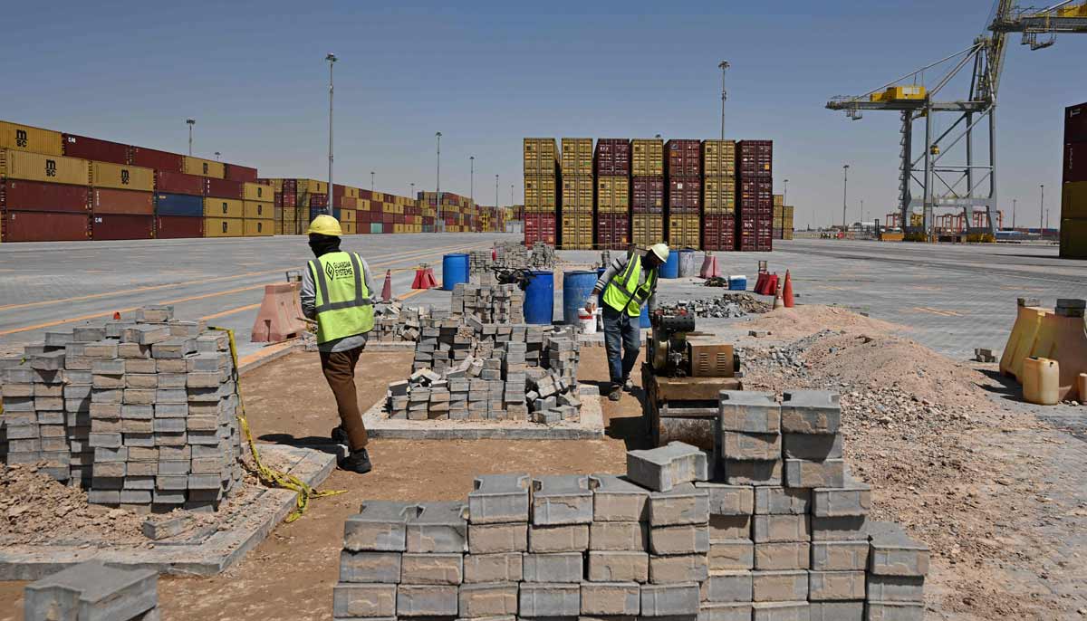 Workers carry out maintenance work on a container berth at the port of Umm Qasr in southern Iraq on September 17, 2026.—aFP
