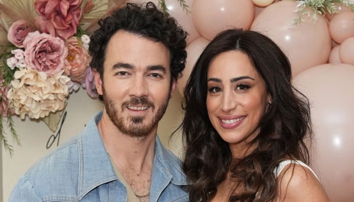 Kevin Jonas celebrates his beautuful wifes 40th birthday