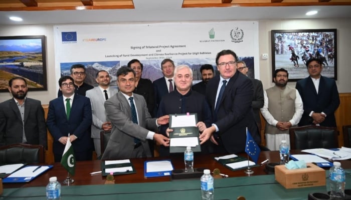 Additional Chief Secretary Riaz Ahmed, AFD Country Director Marc-Antoine Leclercq, Aga Khan Foundation Pakistan CEO Akhtar Iqbal, formally signed the agreement, and others present during the signing ceremony of Rural Development and Climate Resilience. — Geo News