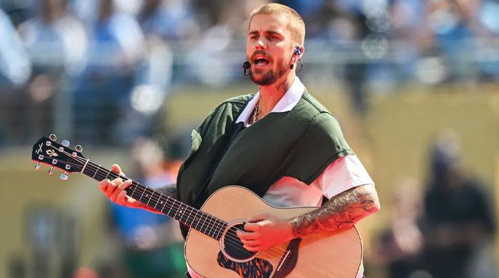 Justin Bieber sends fans into frenzy with unexpected acoustic set at a park