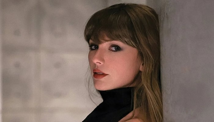 Taylor Swift makes Swifties decoding the new track list