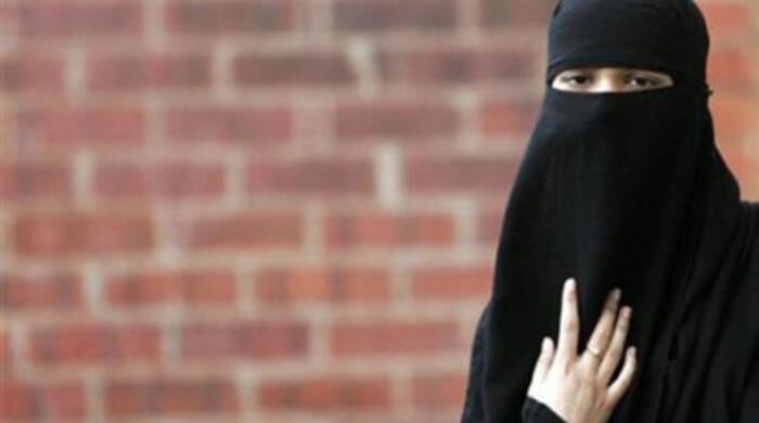 Italy bans burqas in schools, caps numbers of foreign students per class