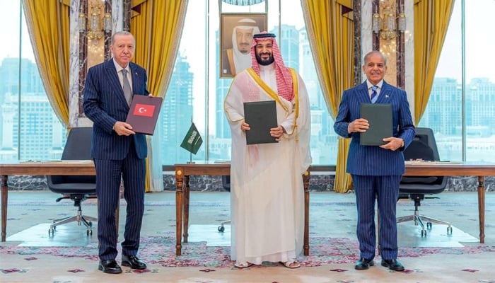 Turkish President Tayyip Erdogan, Saudi Crown Prince Mohammed bin Salman, and Prime Minister Shehbaz Sharif pose after signing a joint defence agreement in Makkah, Saudi Arabia, August 7, 2026. — Reuters
