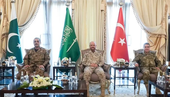 This handout photograph, taken and released by the Turkish Defence Ministry on September 25, 2026, shows Turkeys Chief of General Staff Selcuk Bayraktaroglu (R), Marshal Syed Asim Munir (L), Commander of the Pakistan Defence Forces and the Army, and General Fayyadh Bin Hamed Al-Ruwaili (C), Chief of the General Staff of Saudi Arabia, posing during a meeting. — AFP