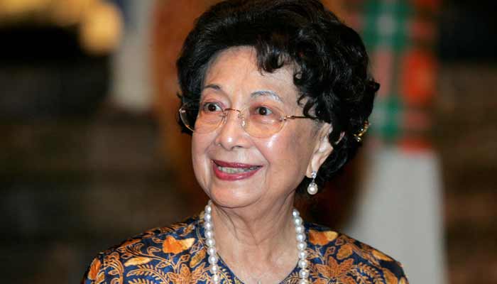 Siti Hasmah Mohamad Ali, the wife of Malaysias former Prime Minister Mahathir Mohamad, smiles as she arrives for the closing dinner of the Langkawi International Dialogue 2007. — Reuters