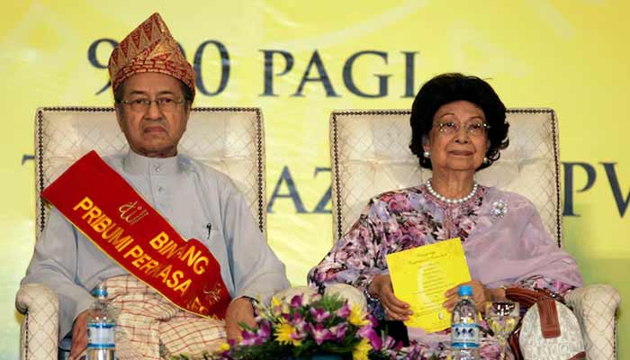 Malaysias former prime minister Mahathir Mohamad sits with his wife Siti Hasmah Mohammad Ali during the launching of Perkasa, a Malay rights organisation, in Kuala Lumpur on March 27, 2010. — Reuters