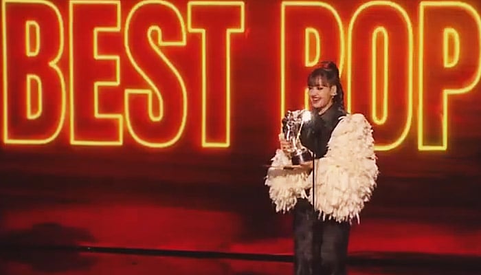 Lisa chokes up during emotional VMA acceptance speech