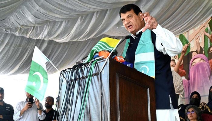 Federal Minister for Kashmir Affairs, Gilgit-Baltistan, and SAFRON Engr. Amir Muqam addresses the participants of the solidarity walk regarding Kashmir Black Day from the Foreign Office to D-Chowk on October 27, 2025. — APP