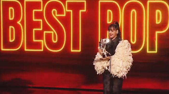 LIsa chokes up during emotional VMA acceptance speech