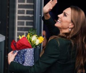 Princess Kate beams as she leaves with flowers and message of support