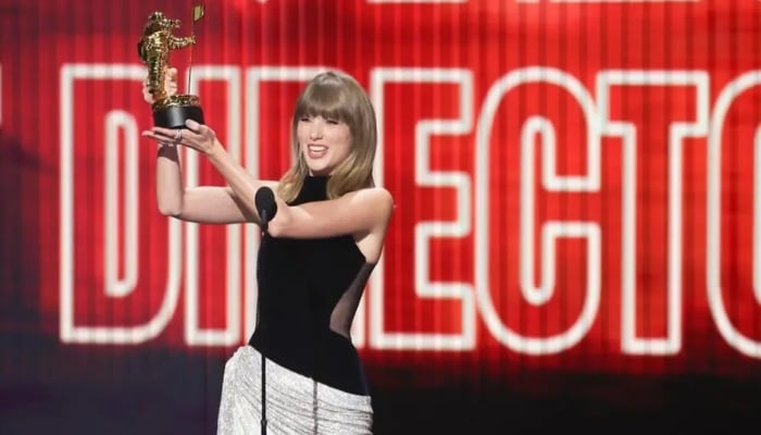 Taylor Swift skips Travis Kelces mention on-purpose at VMAs