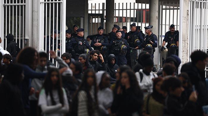 Injuries and arrests as high school students keep up blockade of French schools
