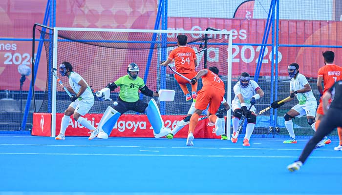 Pakistan, Indian players in action during Asian Games semi-fianl match, October 1, 2026. — X/@asia_hockey