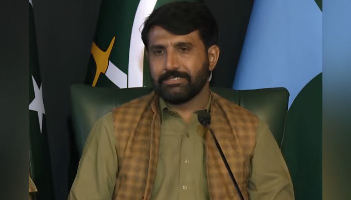 Retired commando of the Pakistan Army’s Special Services Group (SSG) Muhammad Asif addresses the press conference in Rawalpindi, on October 1, 2026. — Geo News