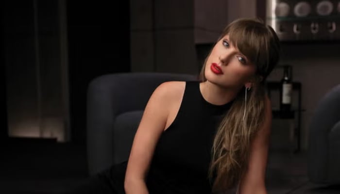 Taylor Swift celebrates UK chart double in symbolic burberry outfit