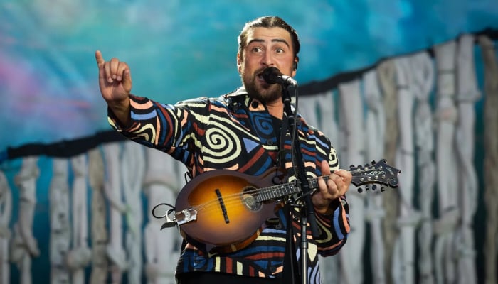 Noah Kahan delivers first ever performance of Draw You Out amid hype