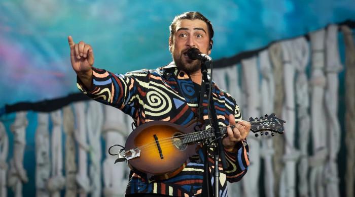 Noah Kahan delivers first ever performance of 'Draw You Out' amid hype