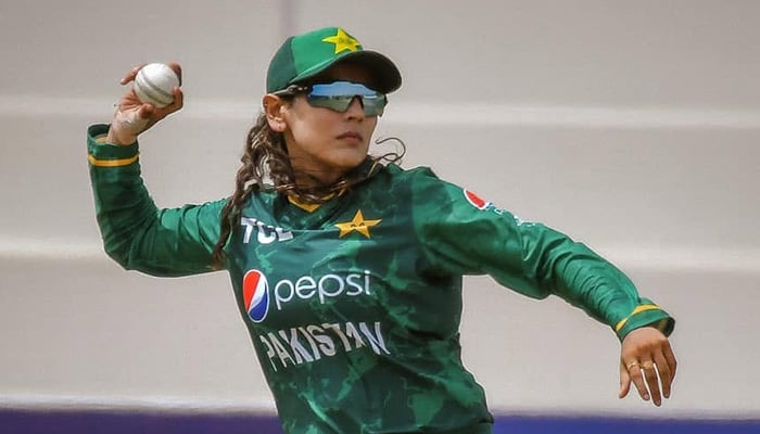 This file photo shows Pakistans right-arm pacer Kainat Imtiaz taking aim to throw the ball back from the outfield. — Facebook/@kainatimtiaz
