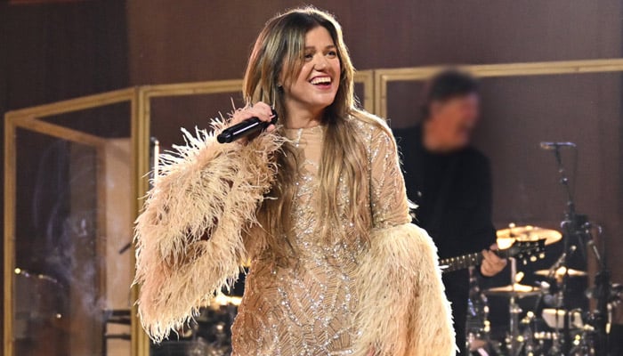 Kelly Clarkson reluctantly gives in to fans begging for her Holiday hit