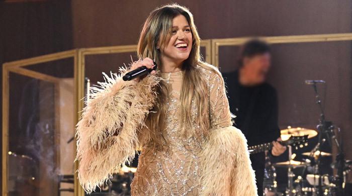 Kelly Clarkson reluctantly gives in to fans begging for her Holiday hit