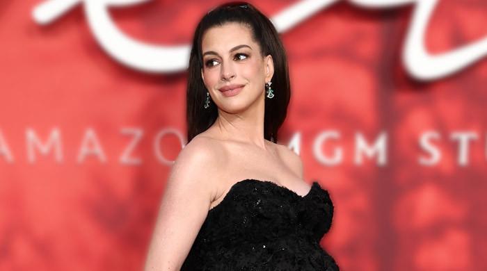 Anne Hathaway hilariously vanishes in plume of smoke after ‘Verity' debut