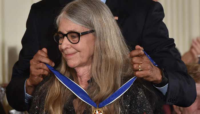 Former US President Barack Obama presents mathematician and computer scientist Margaret Hamilton with the Presidential Medal of Freedom, the nations highest civilian honor, during a ceremony honoring 21 recipients, in the East Room of the White House in Washington, DC, November 22, 2016.— AFP