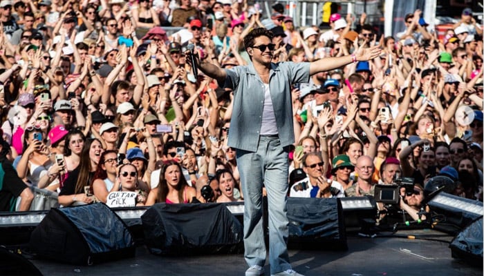 Niall Horan turns latest concert into giant singalong with ‘Teenage Dirtbag’