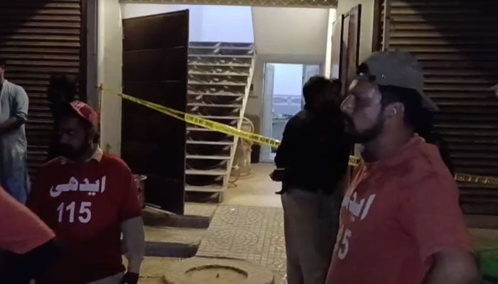 Police seal residence at a private housing society in Karachi’s Gulshan-e-Hadeed area after recovering five bodies of same family on October 13, 2026. — Screengrab via Geo News