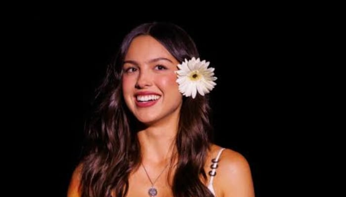 Olivia Rodrigo melts hearts with wholesome family moment mid-show