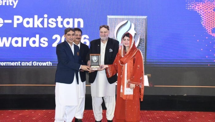 Laila Naz Taj (right) receives the Dukhtaran-e-Pakistan Excellence Award 2026. — Geo News