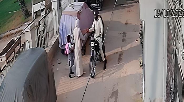 Robbers point pistol at child, snatch valuables from mother in Karachi