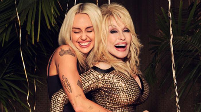  Miley Cyrus fights back tears remembering Dolly Parton at Hollywood Bowl