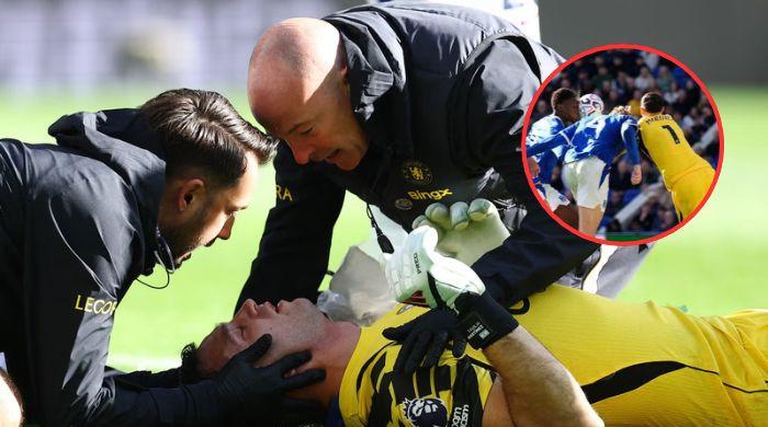 Chelsea's Emi Martinez receives oxygen, stretchered off after collision with Everton star