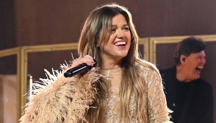 Kelly Clarkson reportedly lives in bubble of applause over Boutique clash
