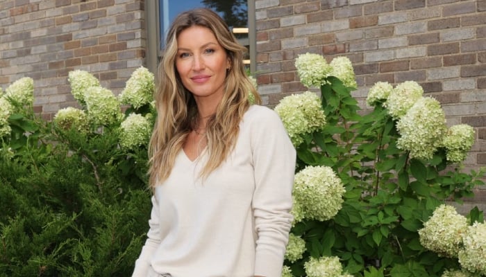 Gisele Bündchen returns to VS show in surprise appearance