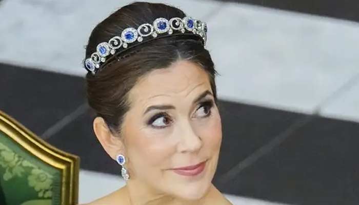 Queen displays pure royal perfection in breathtaking sapphire tiara debut