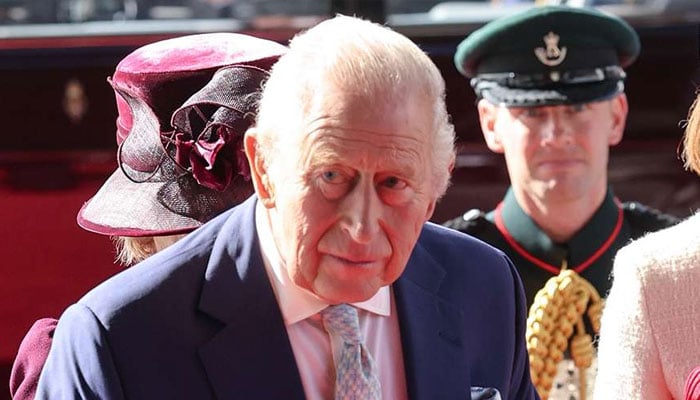 King Charles quietly delivers sealed letter to important figure
