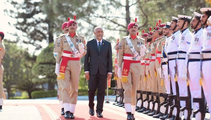 Maldives President Dr Mohamed Muizzu receives guard of honour at PM House in Islamabad on October 21, 2026. — X@PakPMO