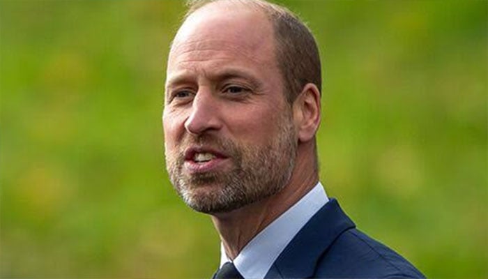 Prince William makes surprise stop to thank Welsh firefighters after Aberfan tribute