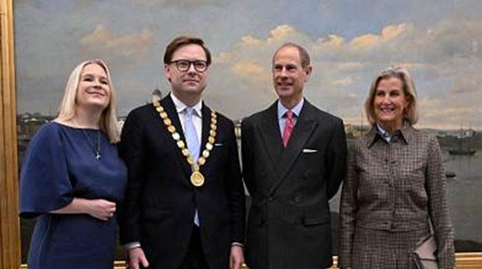Duchess Sophie, Prince Edward greeted by cheering crowds in Helsinki