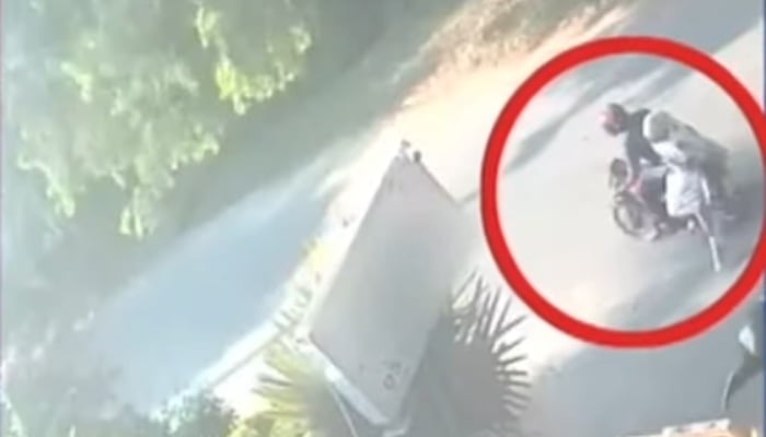 The woman is seen jumping from the motorcycle. — Screengrab via Geo News