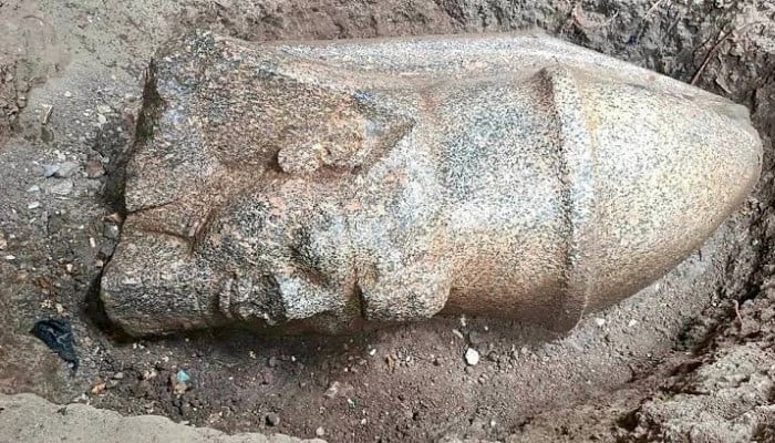 Egyptian farmer uncovers Colossal statues of Ramses II beneath his cucumber field - Geo News