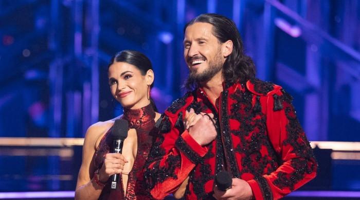 Val Chmerkovskiy tells 'Dancing with the Stars' costar Jenna Dewan he's sorry