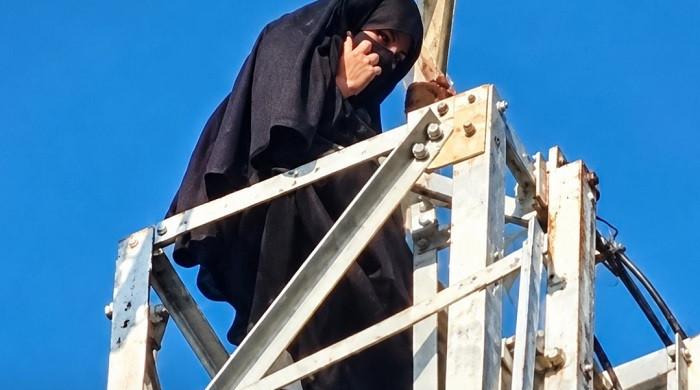 Indian woman climbs 100-foot tower to marry lover, comes down after online nikah